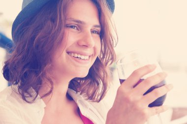 sangria içerken şapkalı güzel kız