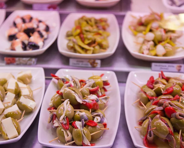 Différents types d'olives farcies sur le marché du comptoir — Photo