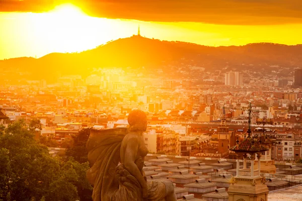 Prachtige zonsondergang in barcelona — Stockfoto