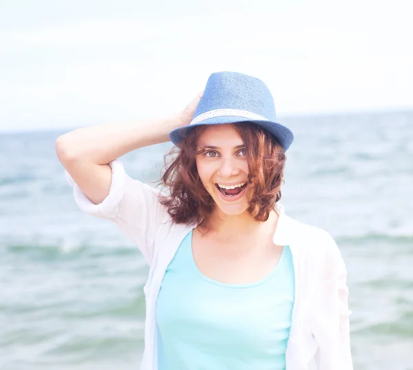 Schöne Mädchen mit Hut auf dem Hintergrund des Meeres, in weicher fokus — Stockfoto