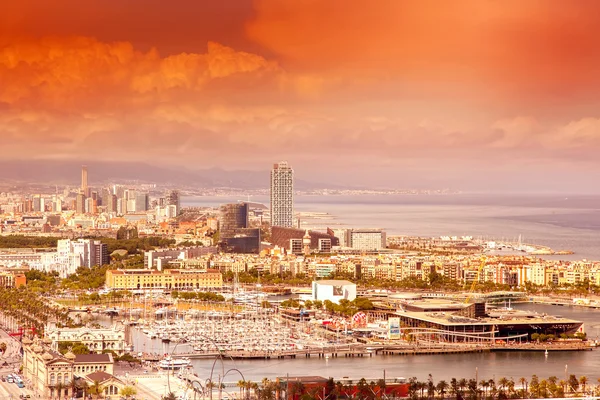 Vista de Barcelona desde arriba al atardecer en verano — Foto de Stock