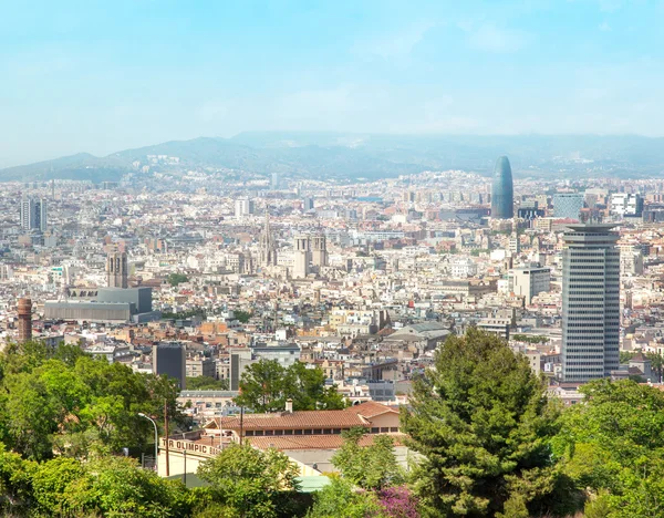 Uitzicht over barcelona vanaf de top in de zomer — Stockfoto