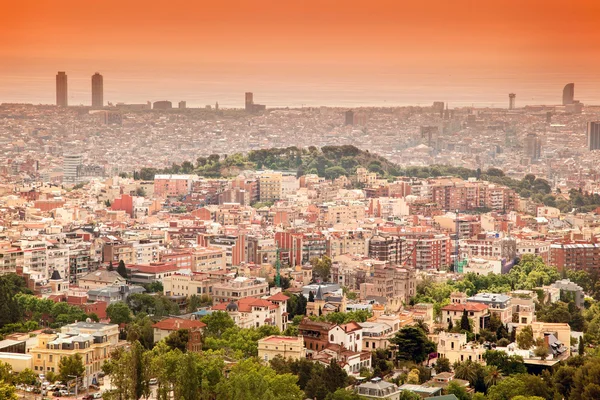 Uitzicht over barcelona van bovenaf bij zonsondergang in de zomer — Stockfoto