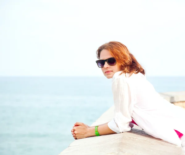 海の背景にサングラスで美しい少女 — ストック写真