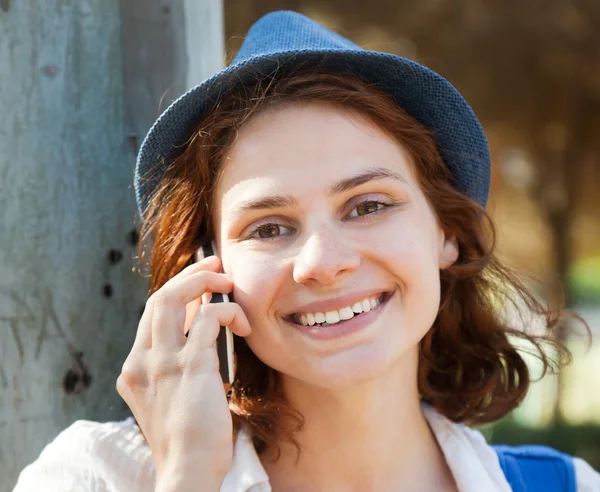 Piękna dziewczyna mówi na telefon komórkowy — Zdjęcie stockowe