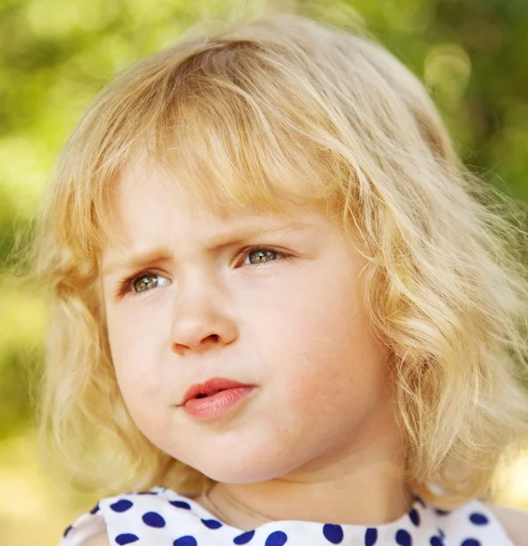 Rolig liten flicka 3 år utomhus — Stockfoto