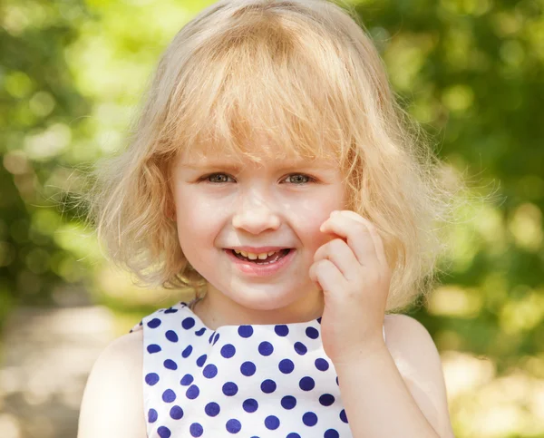 Lustiges kleines Mädchen 3 Jahre im Freien — Stockfoto