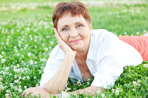 Žena odpočívat na trávě — Stock fotografie