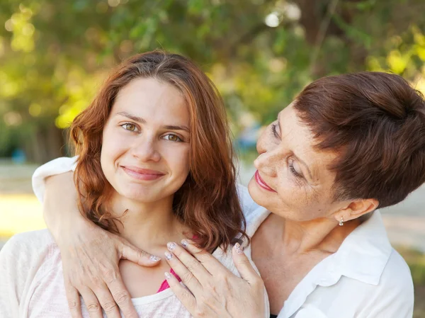 Mother and adult daughter in park — Stock Photo, Image