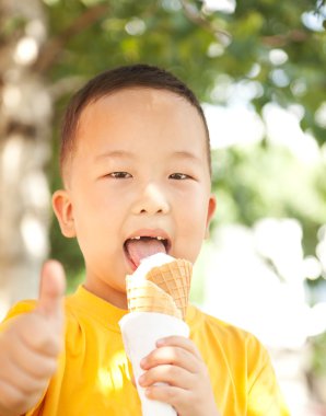 Asyalı çocuk yaz aylarında dondurma yeme
