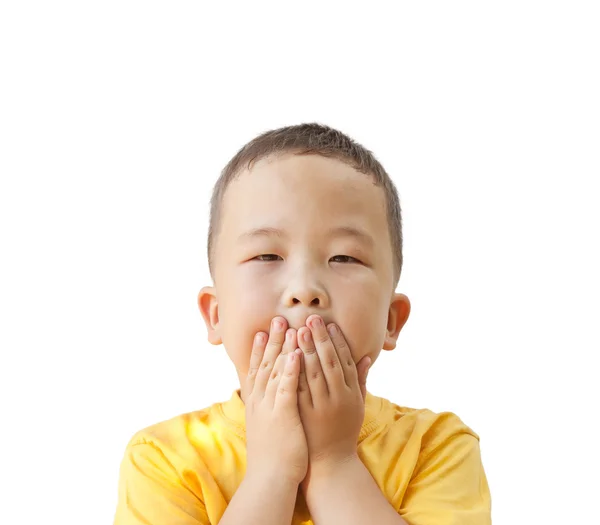 Chlapec se zavře ústa rukou, izolovaných na bílém pozadí — Stock fotografie
