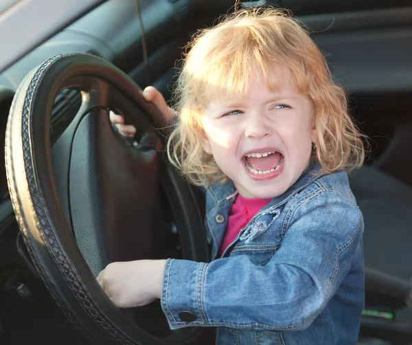 Αναστατωμένος κοριτσάκι κλάμα στο αυτοκίνητο, στο μαλακό επικεντρωθεί — Φωτογραφία Αρχείου
