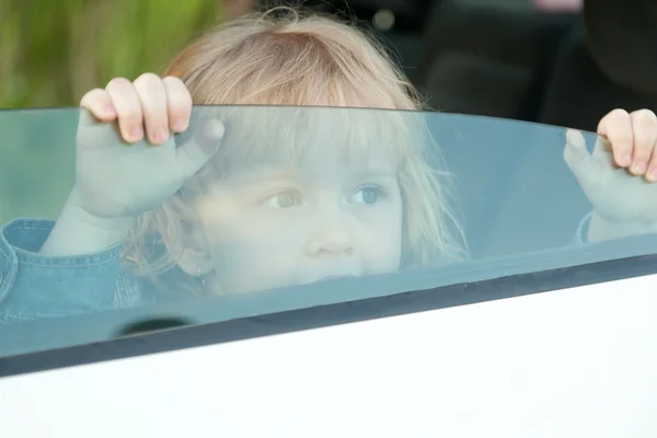 Söt liten flicka 3 år gammal, i bilen — Stockfoto