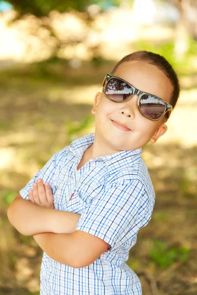 Asiático niño 6 años en gafas de sol —  Fotos de Stock
