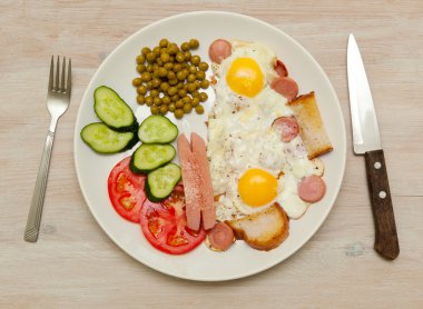 sahanda yumurta Kahvaltı, üst v için sebze ve sosis ile