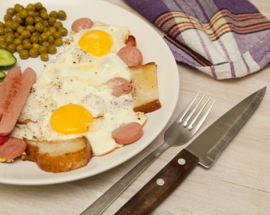 sahanda yumurta Kahvaltı, üst v için sebze ve sosis ile