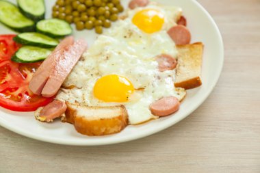 sahanda yumurta Kahvaltı, üst v için sebze ve sosis ile