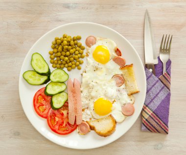 sahanda yumurta Kahvaltı, üst v için sebze ve sosis ile