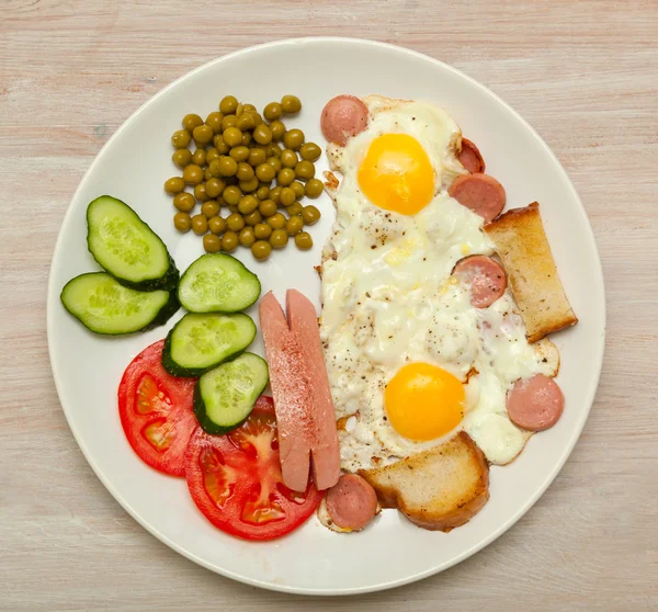 sahanda yumurta Kahvaltı, üst v için sebze ve sosis ile