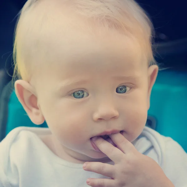 Niño de un año en un cochecito, en un enfoque suave — Foto de Stock