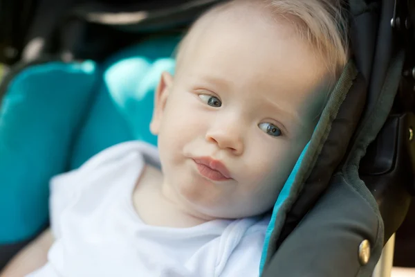 -jarige kinderen in een wandelwagen, in soft focus Sea... — Stockfoto