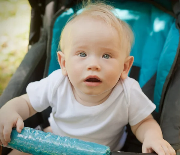 Niño de un año en un cochecito, en un enfoque suave — Foto de Stock