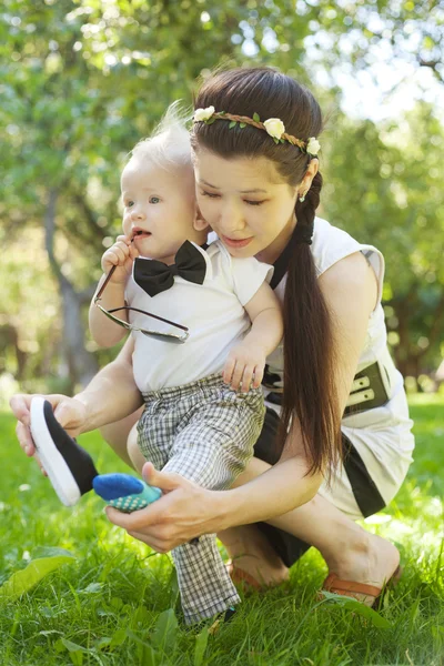 Mutter Schuhe Jahr-altes Kind — Stockfoto