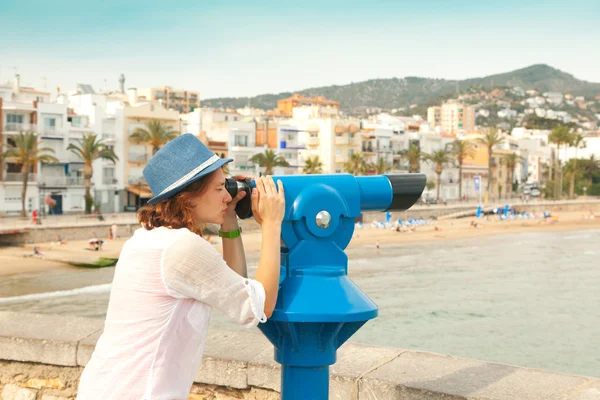 Girl looks at the sea in a pipe — Stock Photo, Image