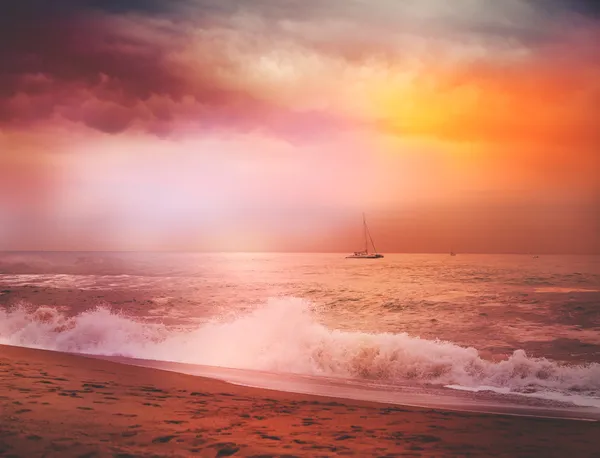 Costa do mar contra um belo céu com nuvens — Fotografia de Stock