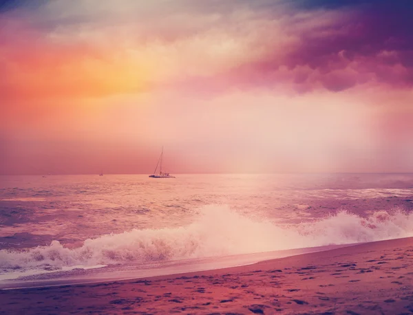 Costa do mar contra um belo céu com nuvens — Fotografia de Stock