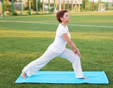 çekici bir kadın fitness 50 yıldır