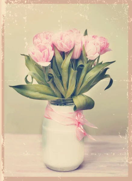 Jarrón blanco con un ramo de tulipanes rosados, en el marco, retro im —  Fotos de Stock