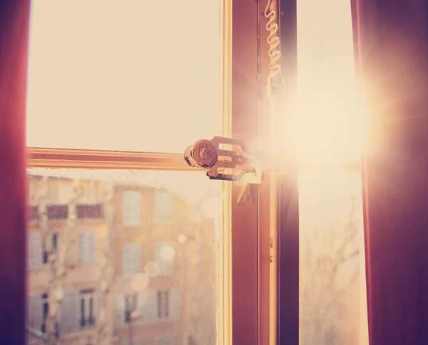 Ρετρό παράθυρο και τις ακτίνες του ήλιου το πρωί — Φωτογραφία Αρχείου