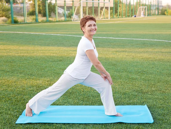 Atrakcyjna kobieta 50 lat robi fitness — Zdjęcie stockowe