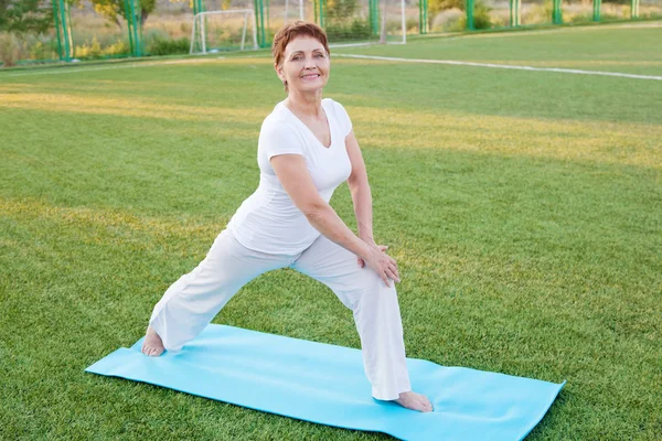 Attractive woman 50 years doing fitness — Stock Photo, Image