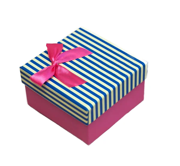 Brillante caja de regalo con arco aislado sobre un fondo blanco — Foto de Stock
