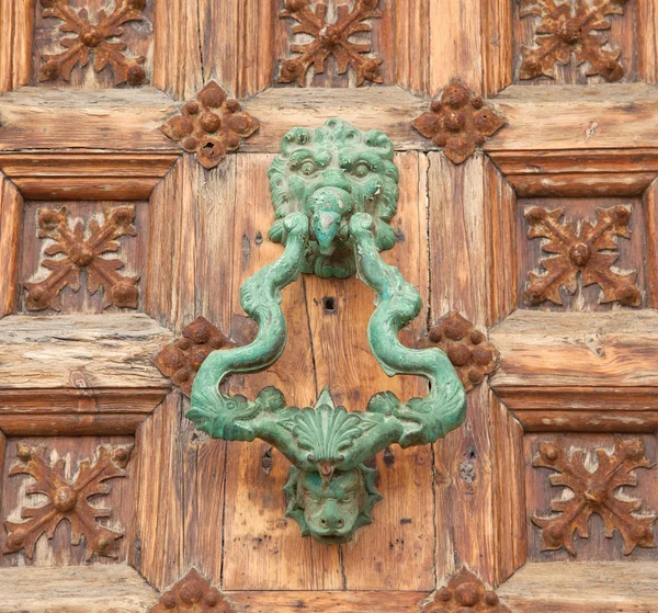 Parte de uma porta do velho castelo. Madeira e metal — Fotografia de Stock