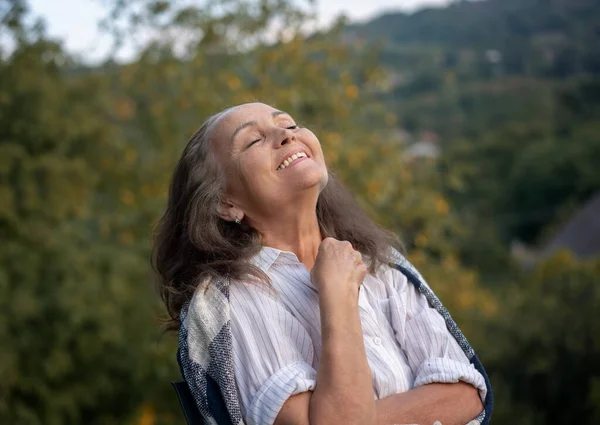 Счастливая Улыбающаяся Женщина Седыми Волосами Наслаждающаяся Природой Открытом Воздухе — стоковое фото