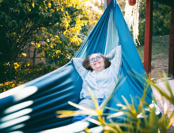 Красивая Пожилая Женщина Улыбается Счастливой Расслабляющей Гамаке Наслаждаясь Свежим Воздухом — стоковое фото