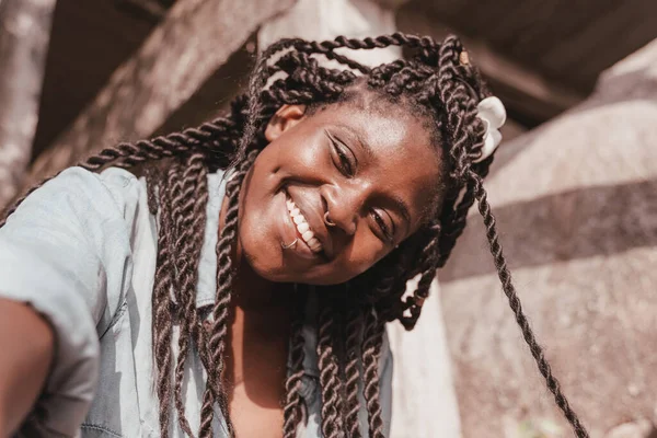 Retrato Bela Jovem Feliz Sorrindo Mulher Africana Com Tranças Close — Fotografia de Stock