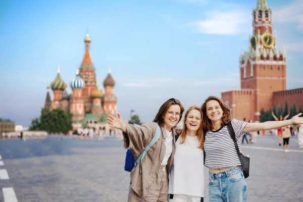 Три Девушки Радостью Прогуливаются Красной Площади Москве — стоковое фото