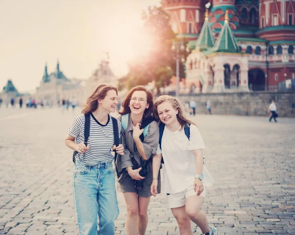 Three Young Women Friends Happily Walking Red Square Moscow — Stock Photo, Image
