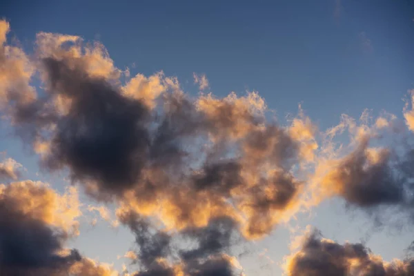 Bellissimo Cielo Drammatico Con Nuvole Scure Tramonto Sfondo Astratto Naturale — Foto Stock