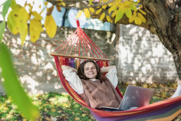 Freelancer Mulher Feliz Relaxado Jovem Com Laptop Deitado Rede Quintal — Fotografia de Stock