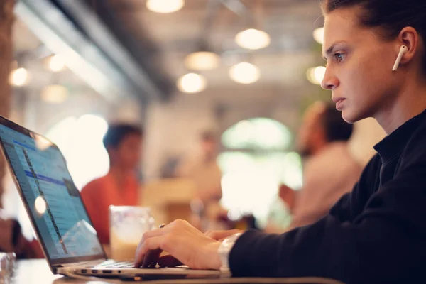 Mujer Freelancer Trabajando Utilizando Ordenador Portátil Cafetería Coworking Mirando Serio — Foto de Stock