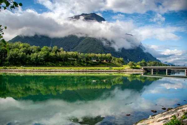 美丽的山地夏季风景。山上的云彩映照在河里 — 图库照片