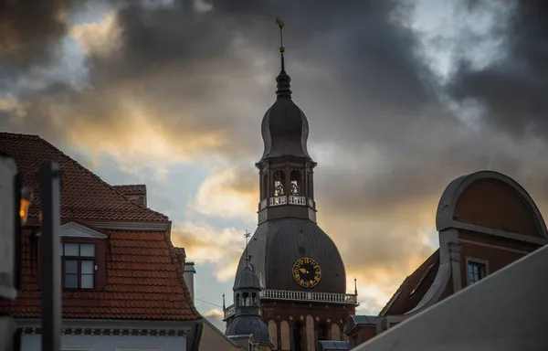 Riga kathedraal bij zonsondergang. Prachtige historische architectuur van dichtbij. Reis naar Letland en Baltische landen — Stockfoto