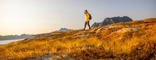 Путешественница Женская Тропа Работает Открытом Воздухе Горах Норвегии Путешествие Здорового — стоковое фото