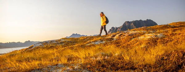 Traveler Woman Trail Running Outdoor Norway Mountains Travel Healthy Lifestyle — Stock Photo, Image