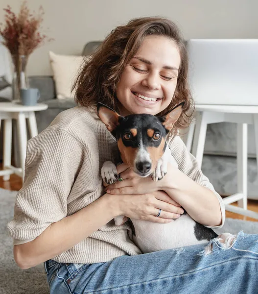 Junge Frau Mit Ihrem Niedlichen Basenji Hund Hause Schönes Haustier — Stockfoto